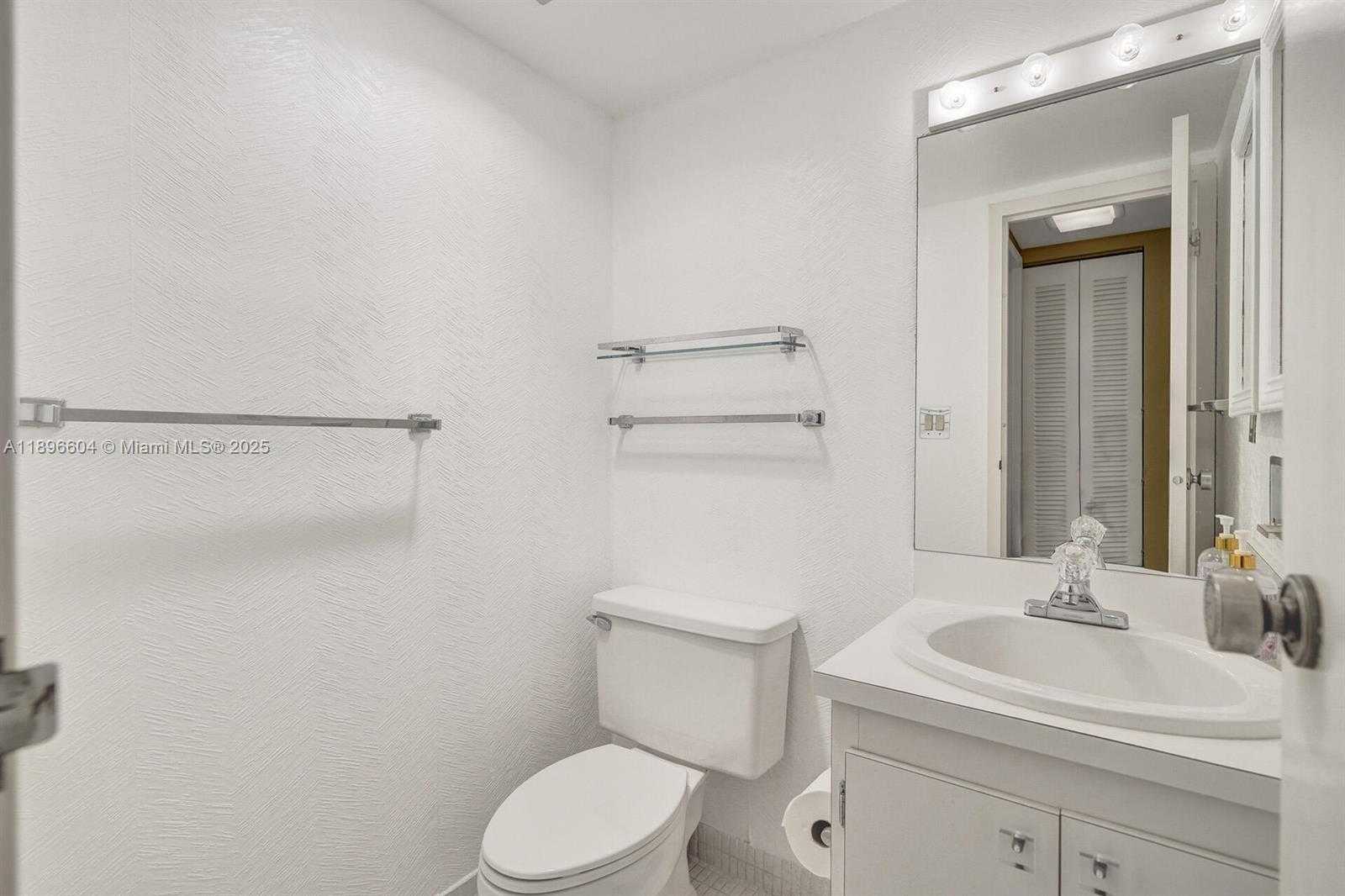 Small Image of 100 BAYVIEW DR #230, Sunny Isles Beach Number 10