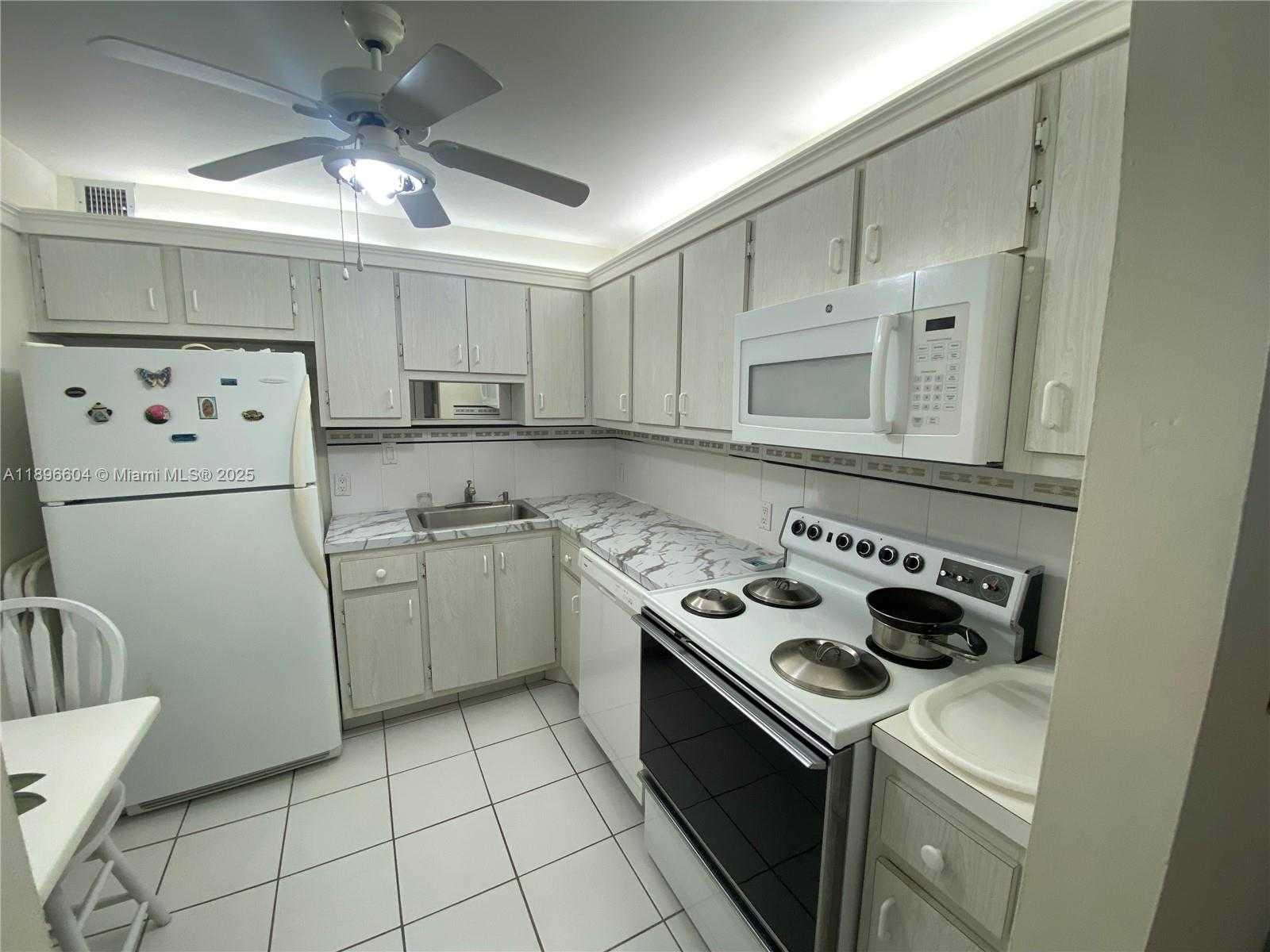 Small Image of 100 BAYVIEW DR #230, Sunny Isles Beach Number 8