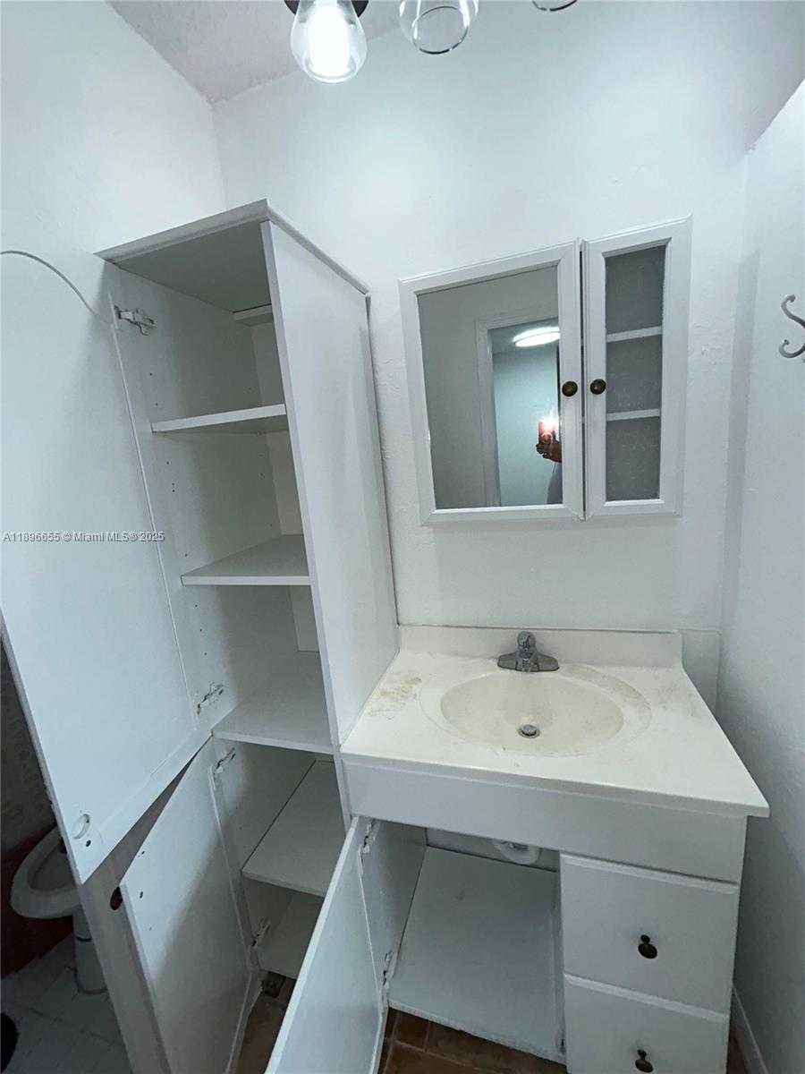 Small Image of 7850 BYRON AVE #403, Miami Beach Number 19