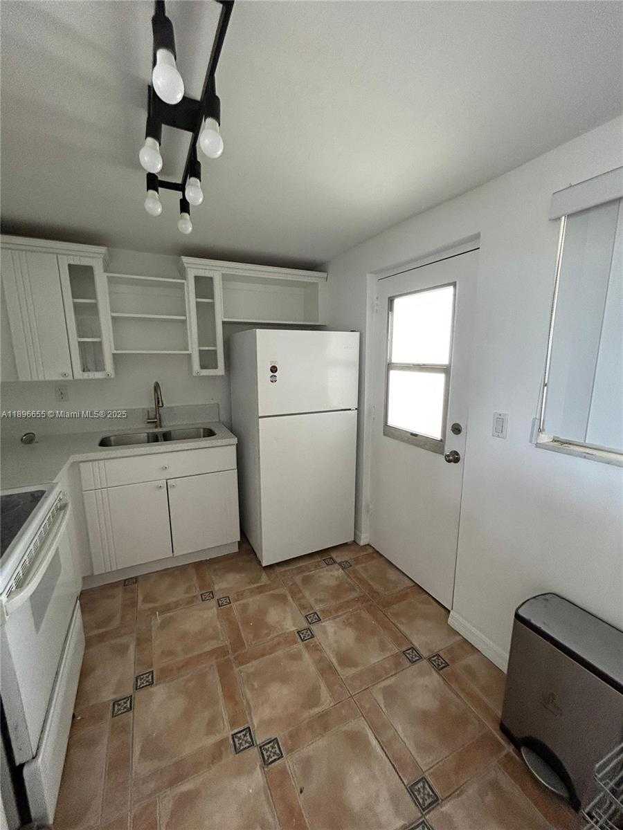 Small Image of 7850 BYRON AVE #403, Miami Beach Number 2