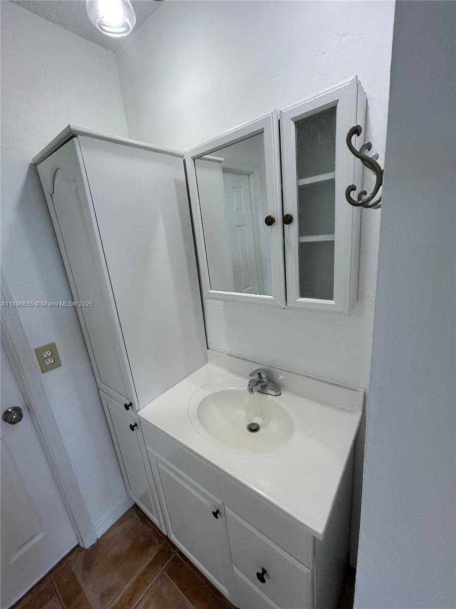 Small Image of 7850 BYRON AVE #403, Miami Beach Number 25
