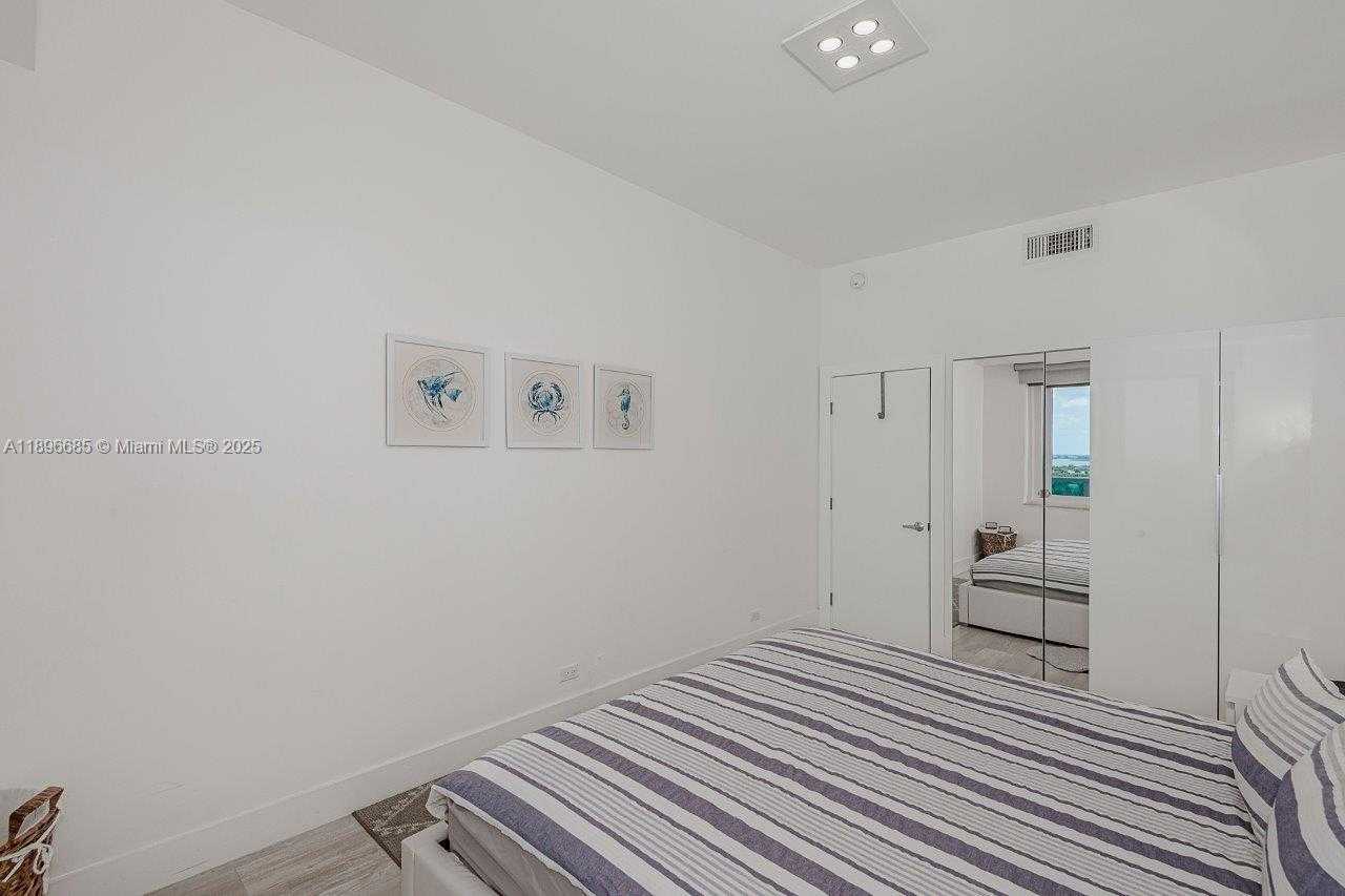 Small Image of 2301 COLLINS AVE #PH21, Miami Beach Number 21