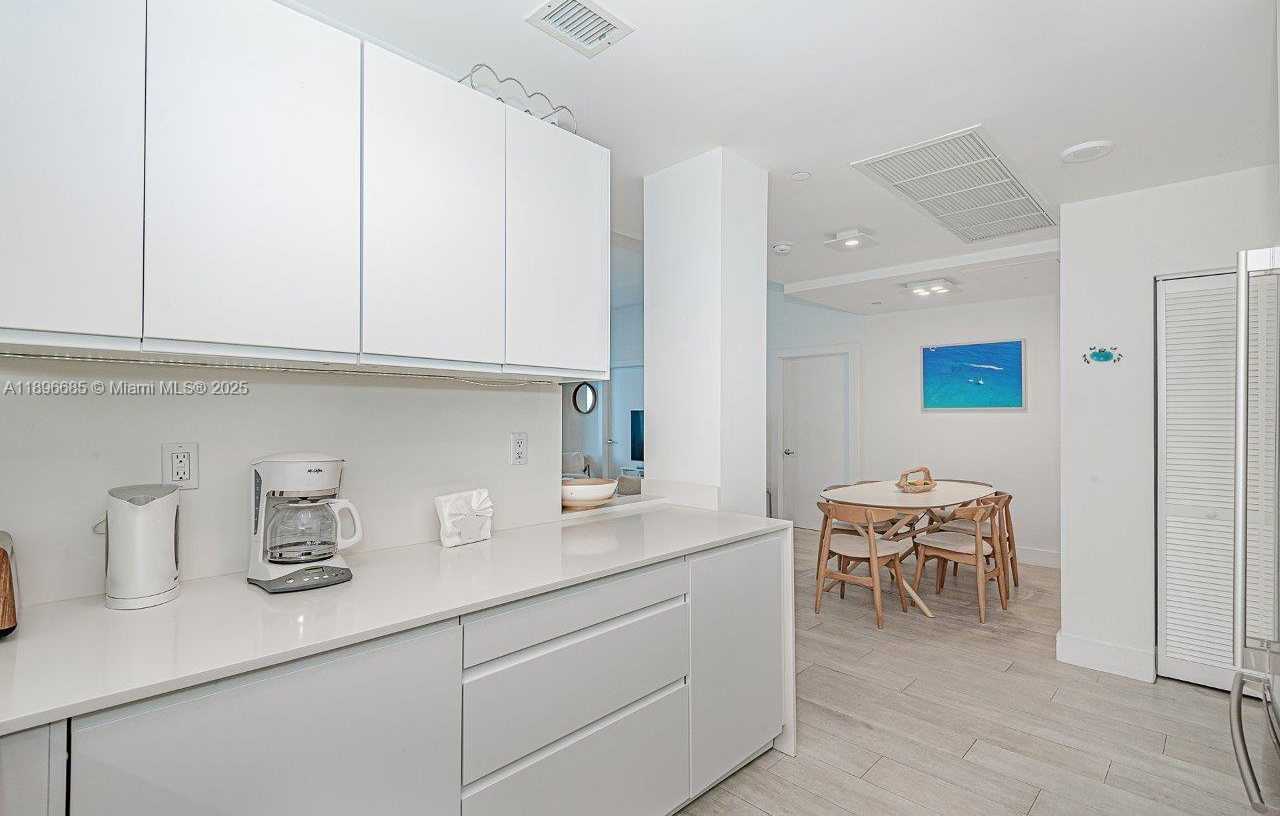Small Image of 2301 COLLINS AVE #PH21, Miami Beach Number 8
