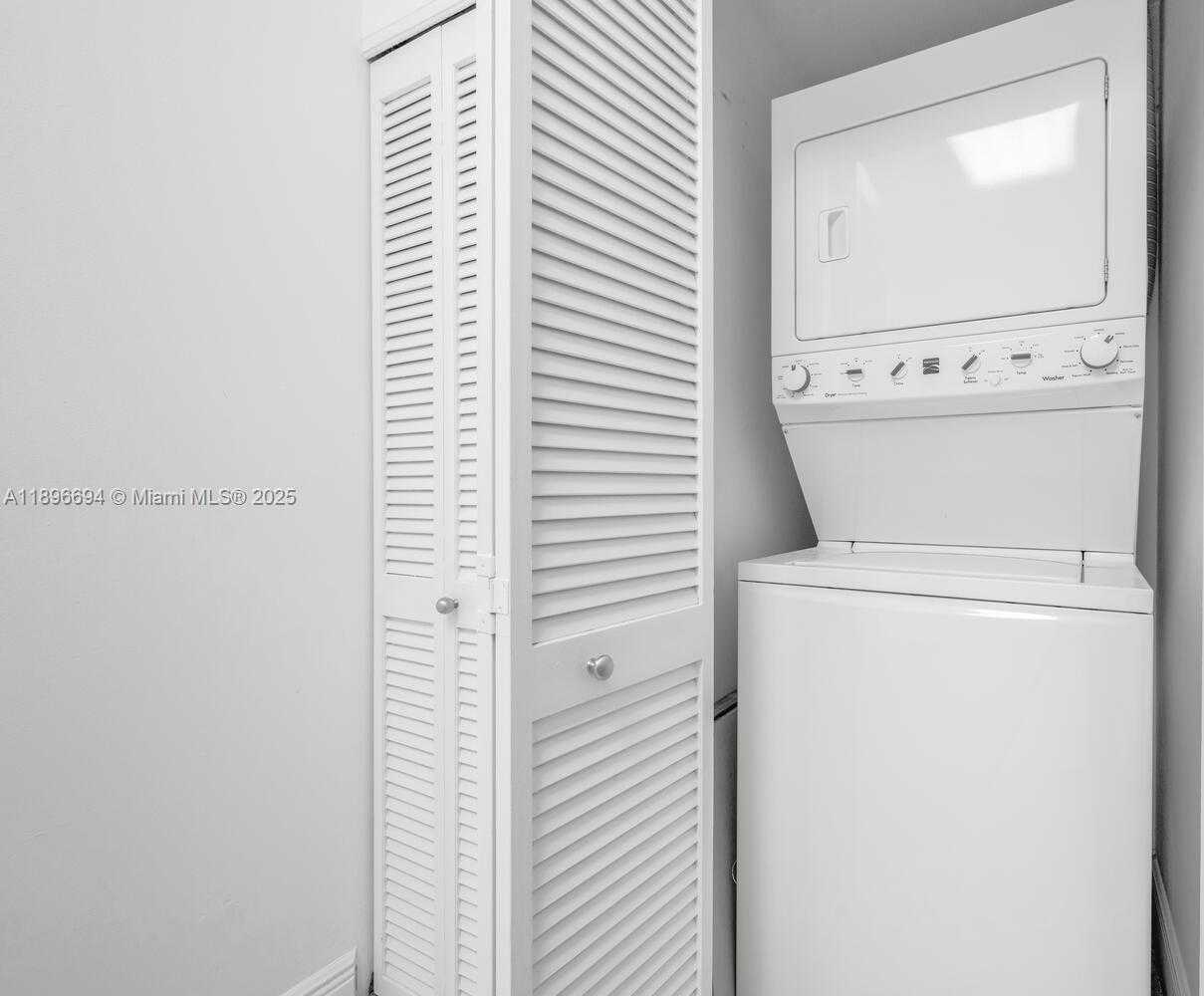 Small Image of 888 BRICKELL KEY DR #2607, Miami Number 24