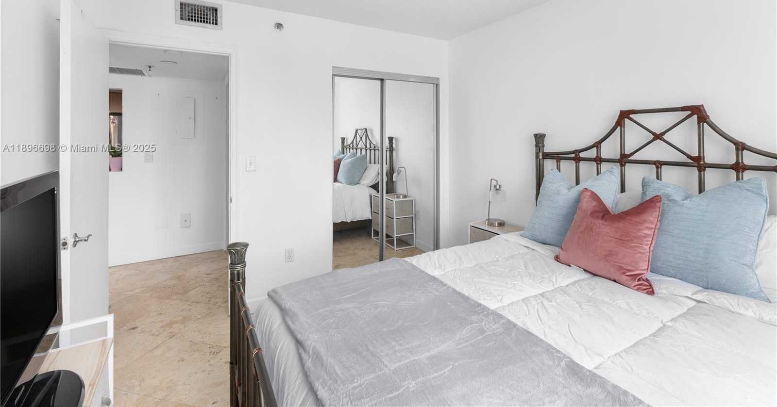 Small Image of 1621 BAY RD #906, Miami Beach Number 12