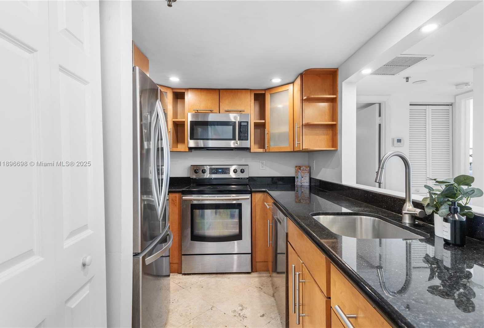 Small Image of 1621 BAY RD #906, Miami Beach Number 8