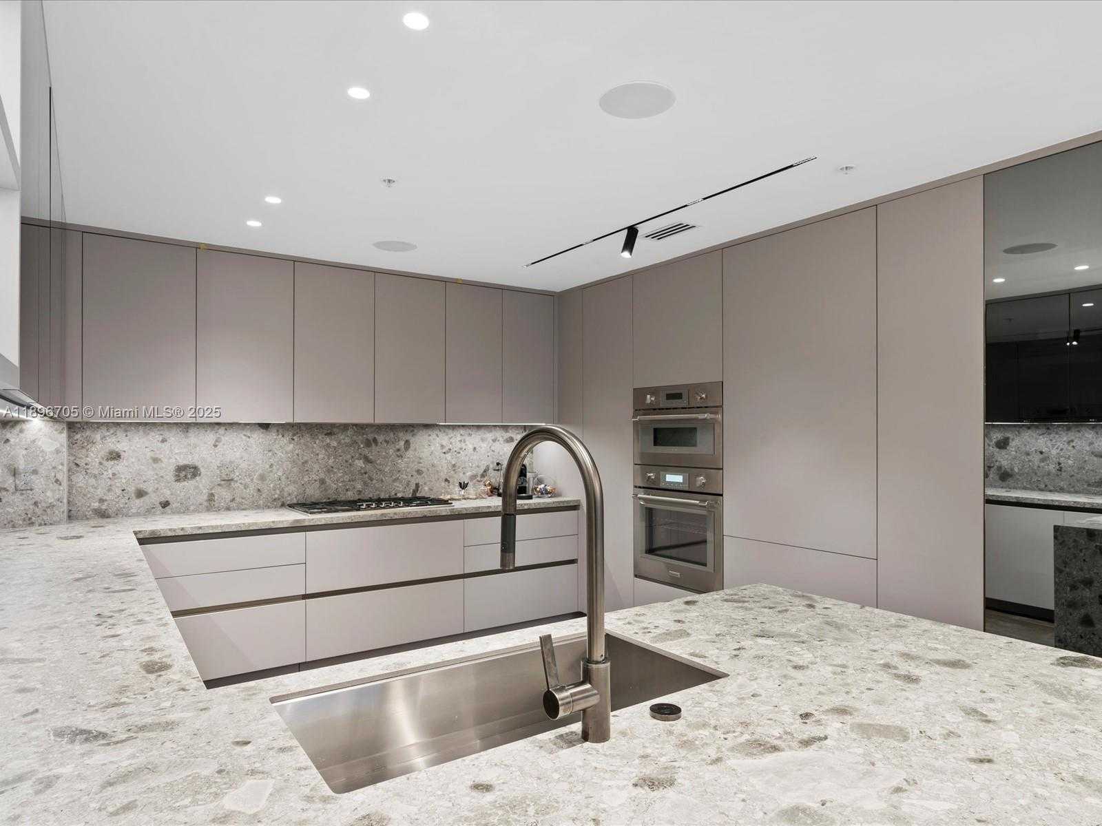 Small Image of 3501 NORTH OCEAN DR #V5, Hollywood Number 22