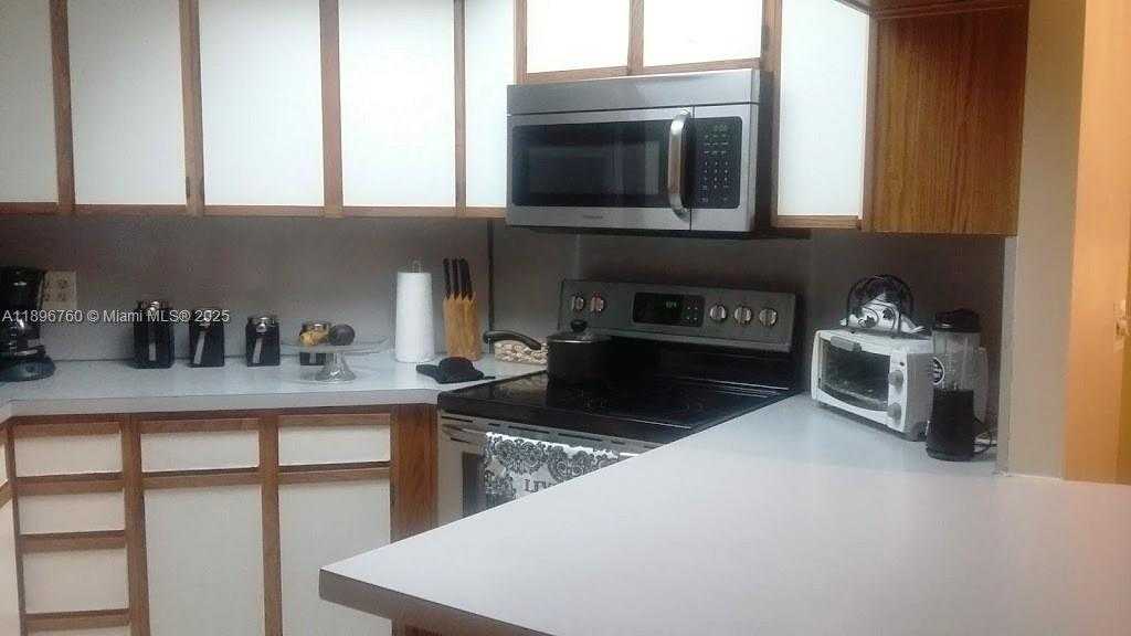 Small Image of 8373 LAKE DR #301, Doral Number 5