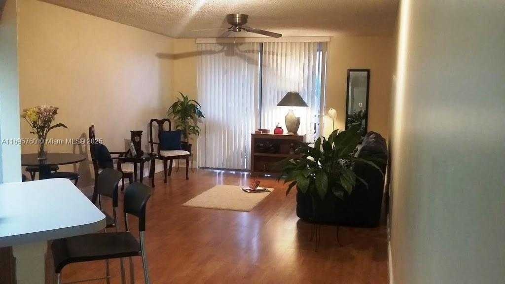 Small Image of 8373 LAKE DR #301, Doral Number 6