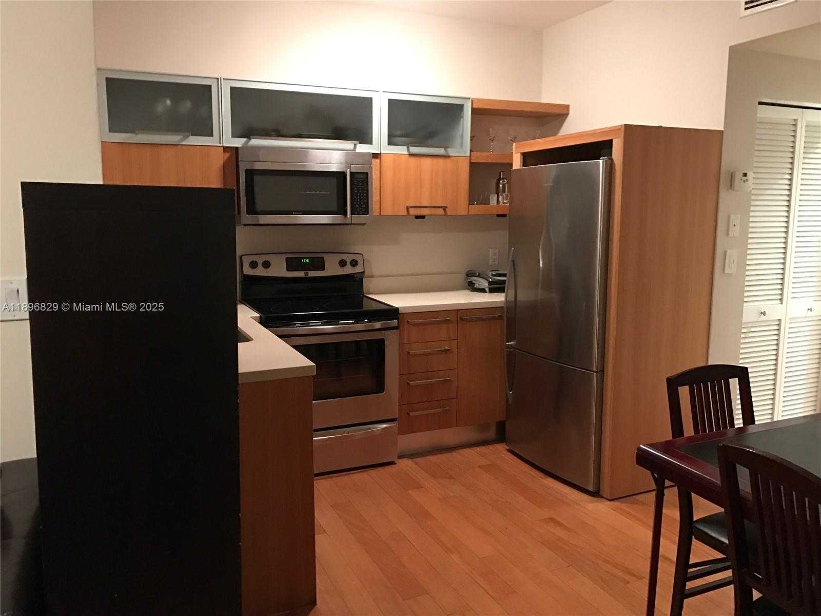 Small Image of 719 MERIDIAN AVE #7, Miami Beach Number 2