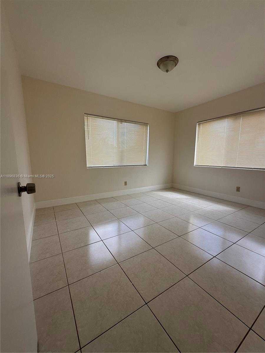Small Image of 5730 NORTH WEST 112TH TER, Hialeah Number 3