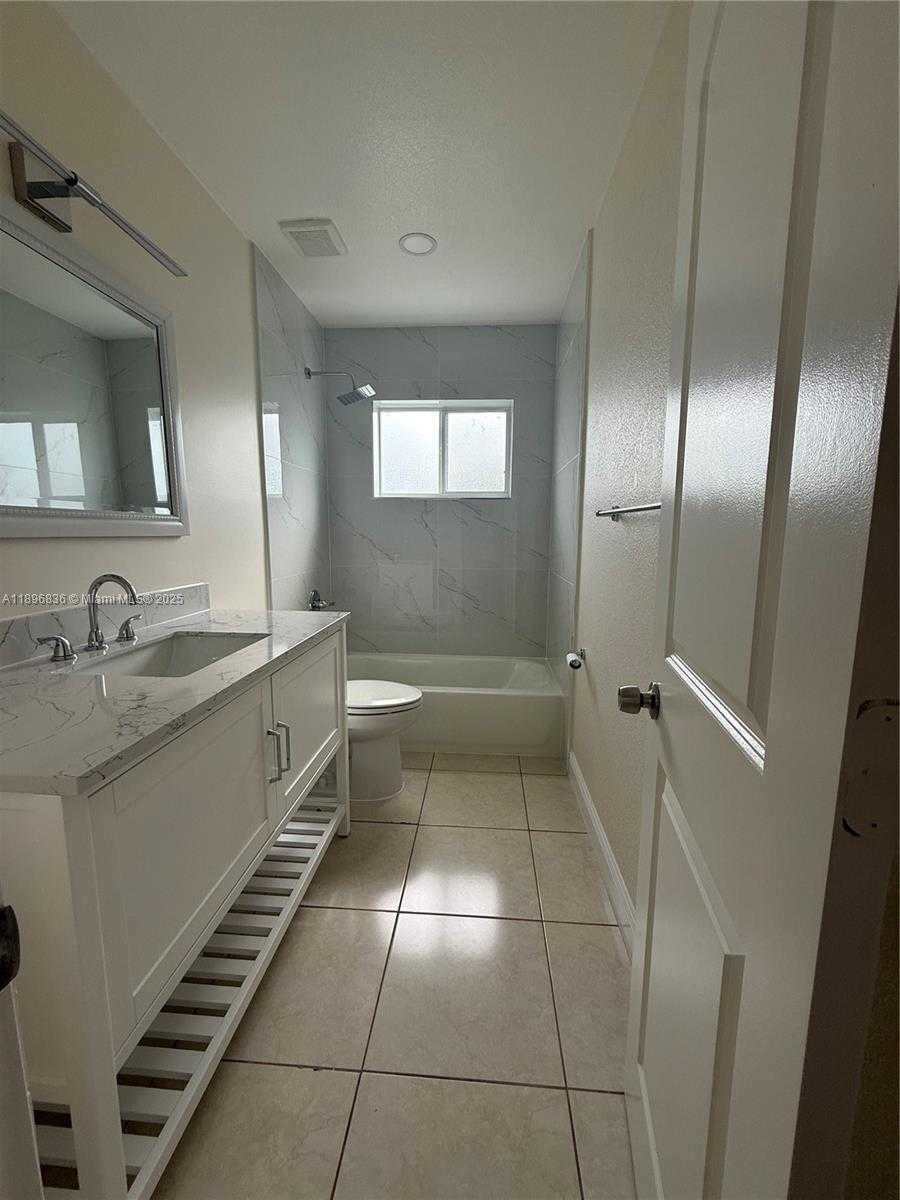Small Image of 5730 NORTH WEST 112TH TER, Hialeah Number 4