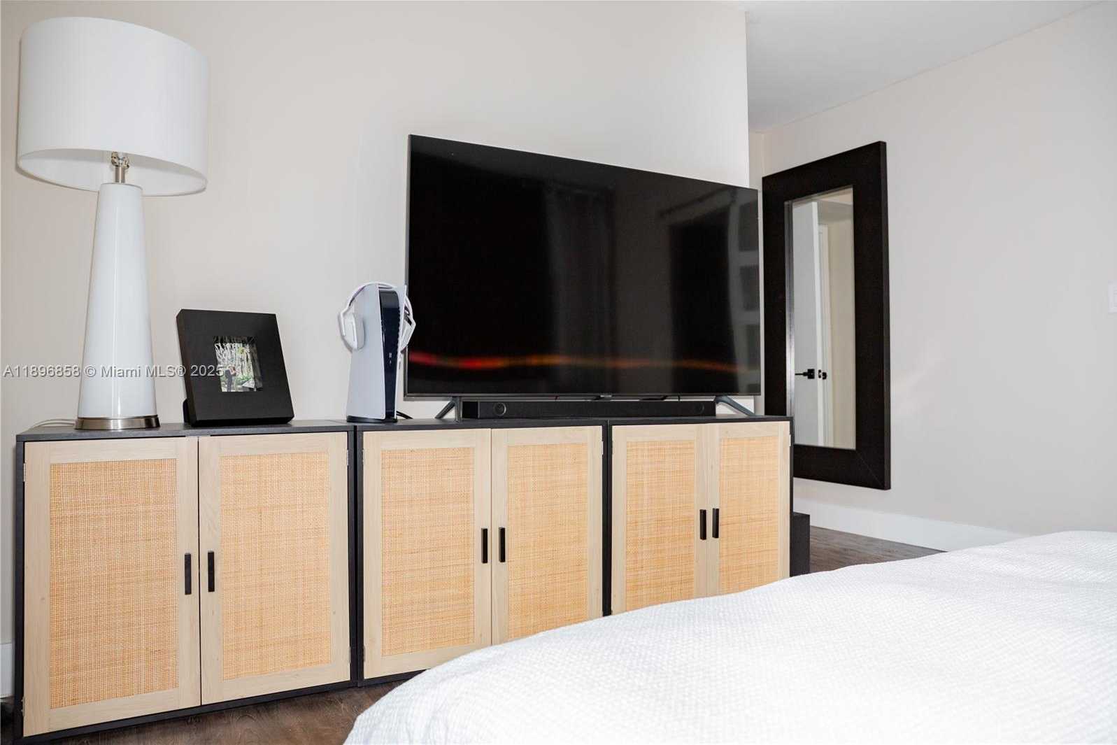 Small Image of 3375 NORTH COUNTRY CLUB DR #205, Aventura Number 6
