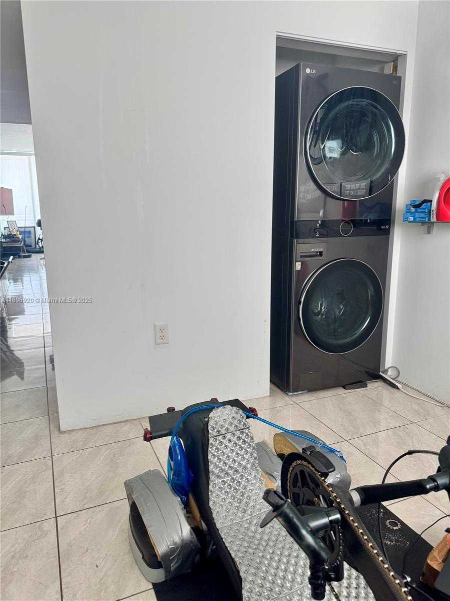 Small Image of 6580 INDIAN CREEK DR #404, Miami Beach Number 17
