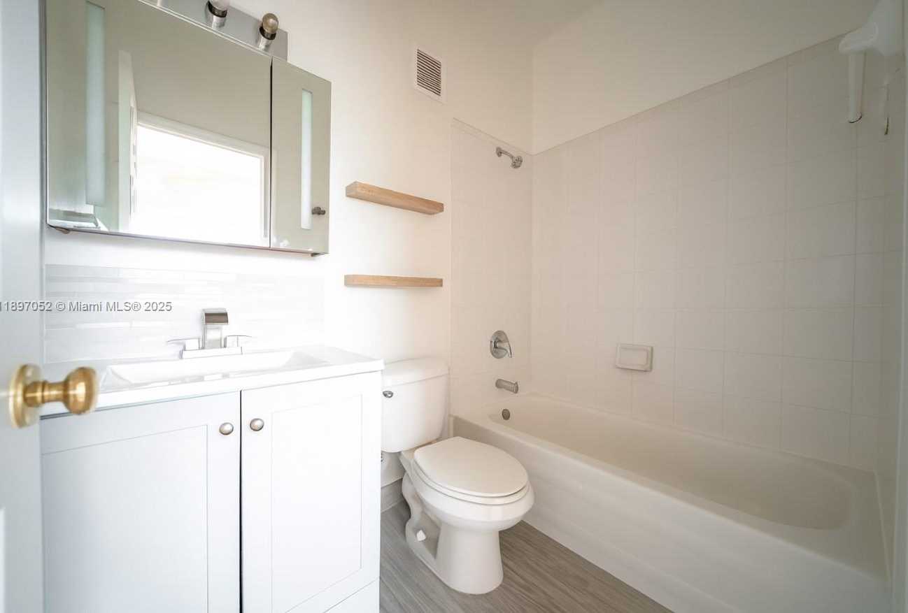 Small Image of 5670 NORTH WEST 116TH AVE #212, Doral Number 13