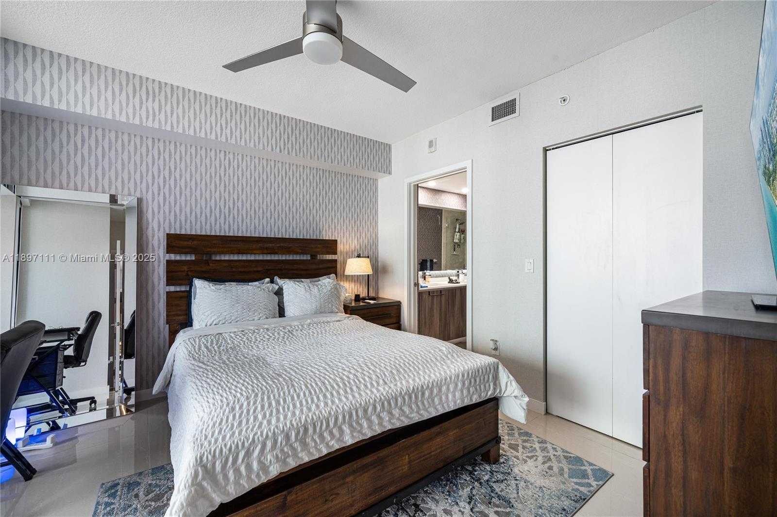 Small Image of Miami Number 18