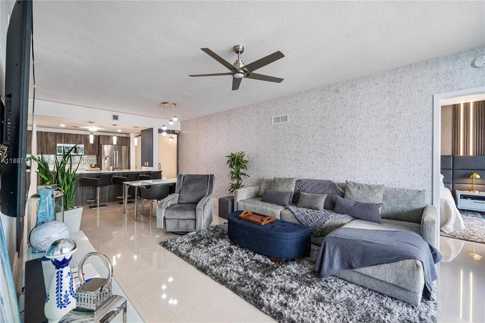 Small Image of Miami Number 3