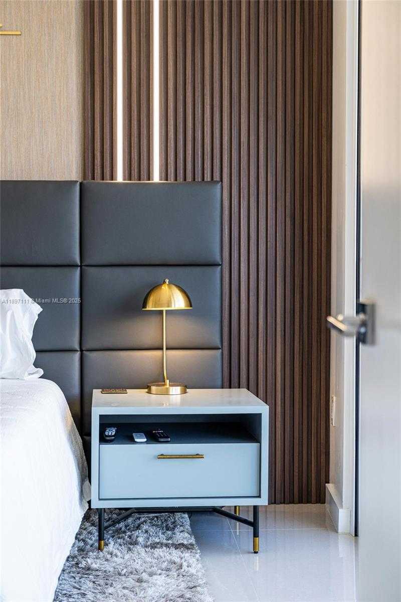 Small Image of Miami Number 31