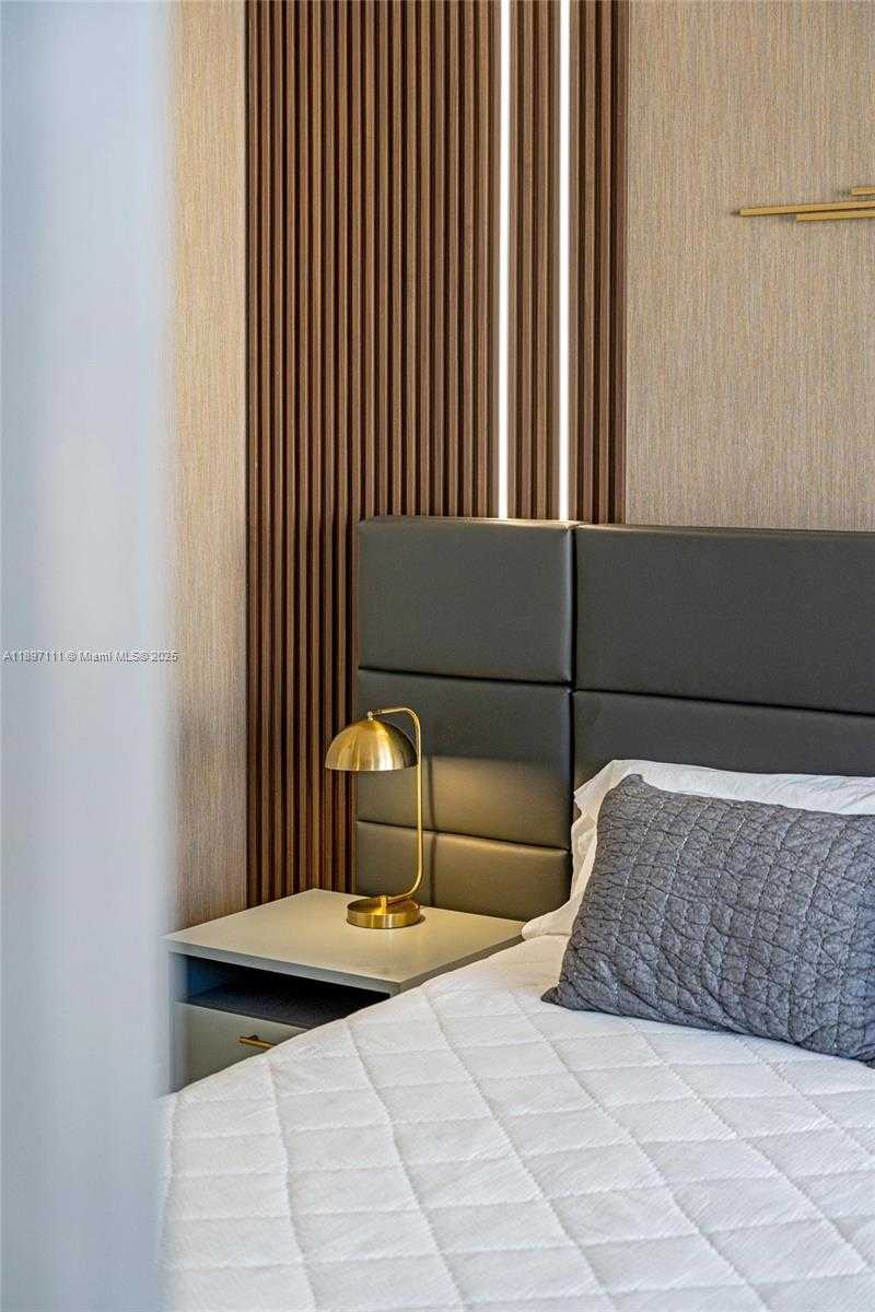 Small Image of Miami Number 32