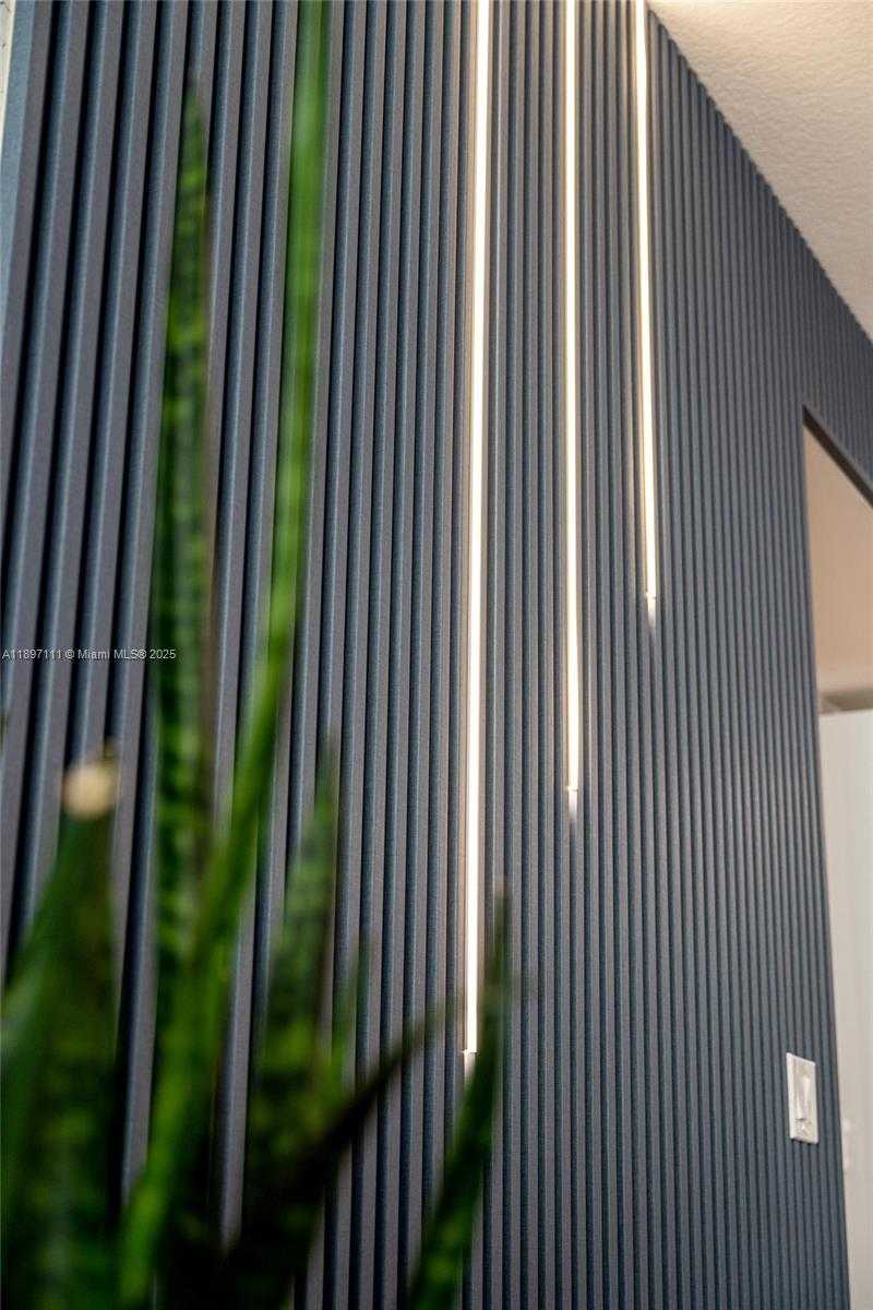 Small Image of Miami Number 33