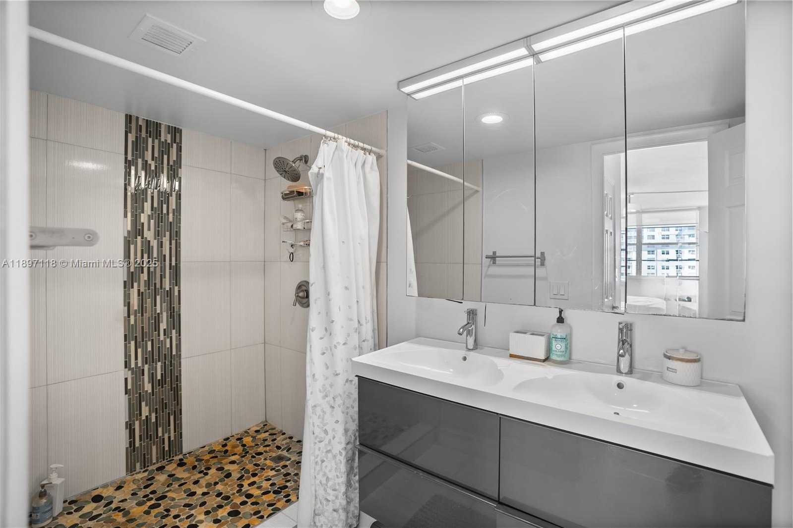 Small Image of 2851 NORTH EAST 183RD ST #1816E, Aventura Number 22