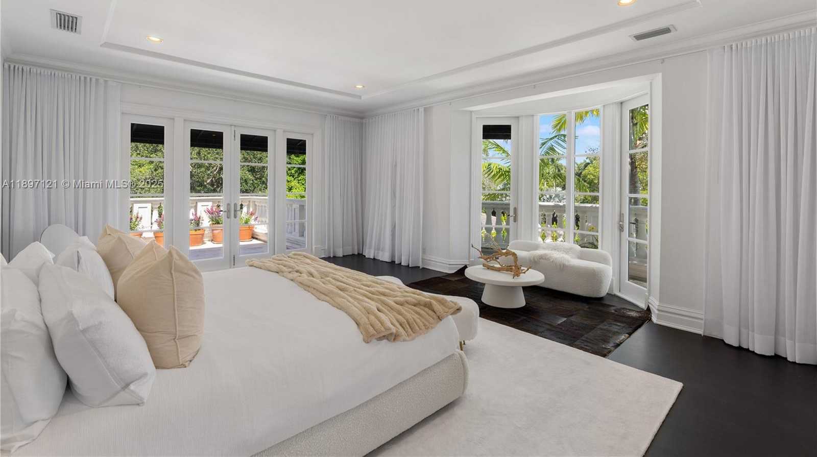 Small Image of 26 TAHITI BEACH ISLAND RD, Coral Gables Number 25
