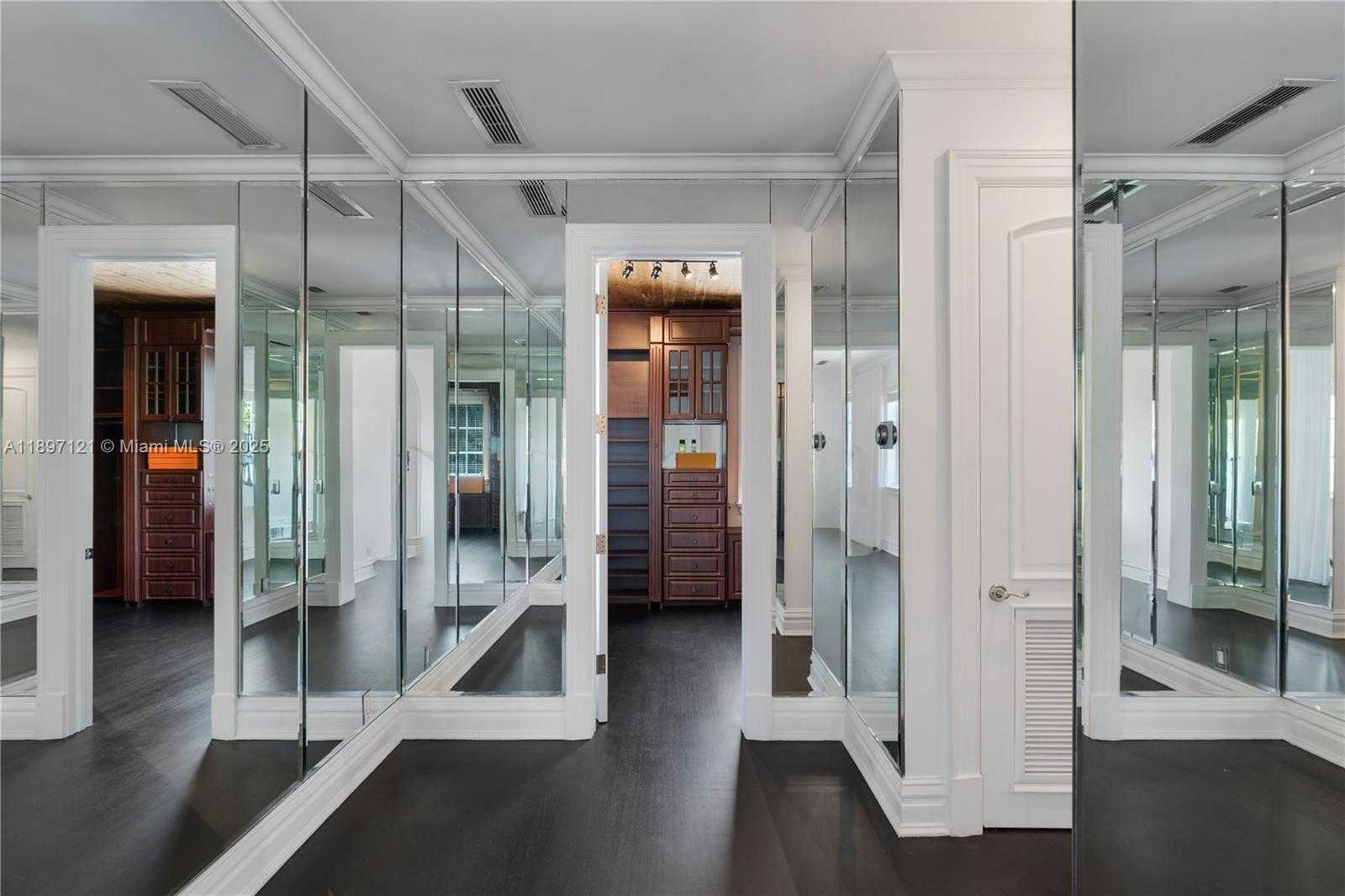 Small Image of 26 TAHITI BEACH ISLAND RD, Coral Gables Number 29
