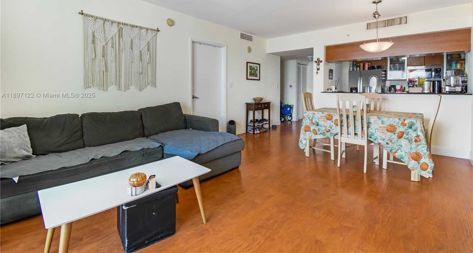 Small Image of 1800 NORTH BAYSHORE DR #2208, Miami Number 3