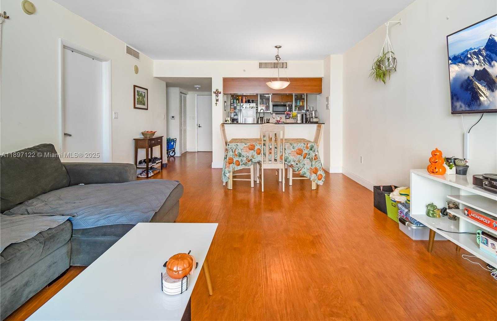 Small Image of 1800 NORTH BAYSHORE DR #2208, Miami Number 4