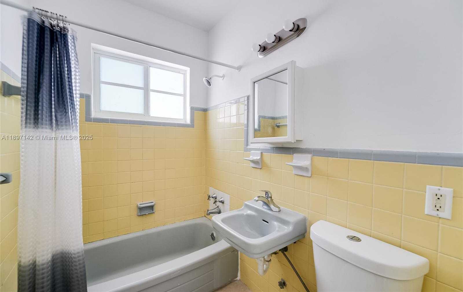 Small Image of 6930 RUE VERSAILLES #27, Miami Beach Number 11