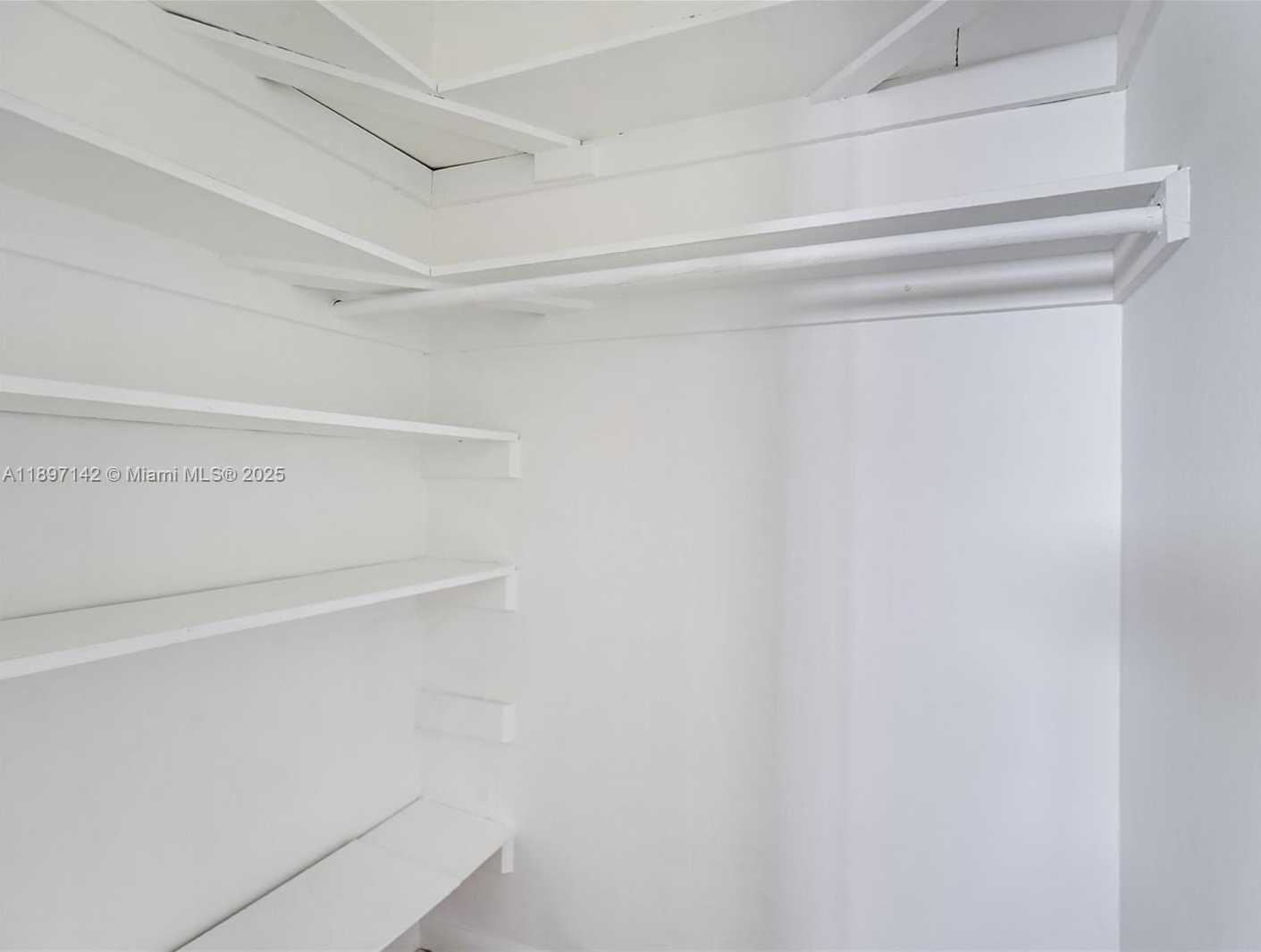 Small Image of 6930 RUE VERSAILLES #27, Miami Beach Number 13
