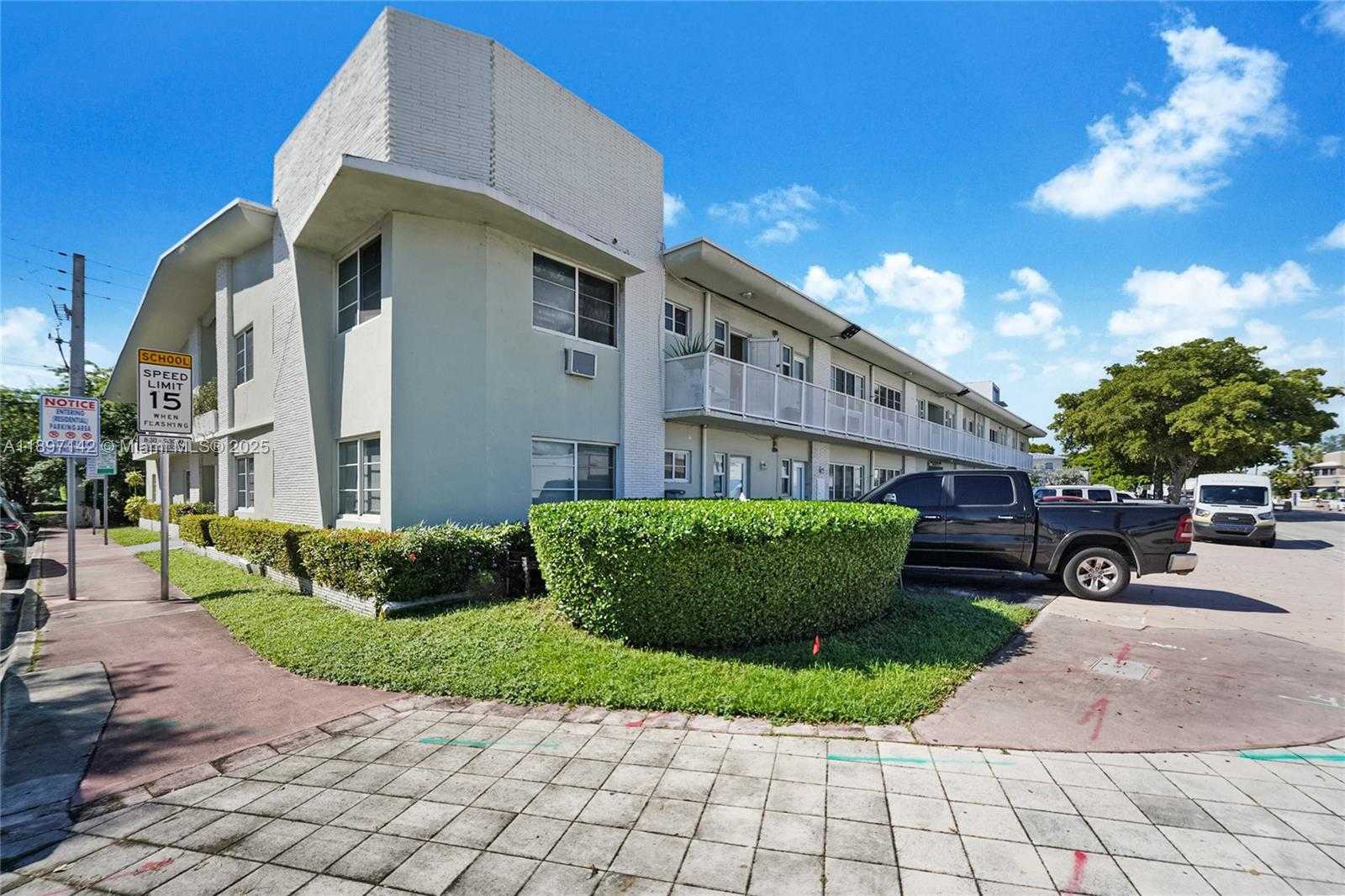 Small Image of 6930 RUE VERSAILLES #27, Miami Beach Number 16