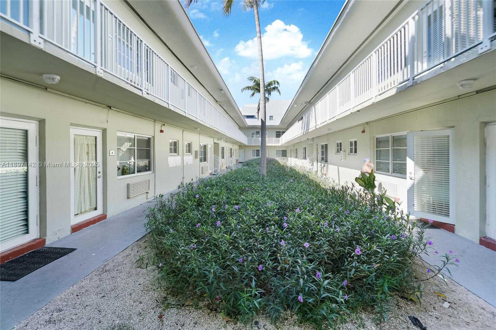 Small Image of 6930 RUE VERSAILLES #27, Miami Beach Number 3