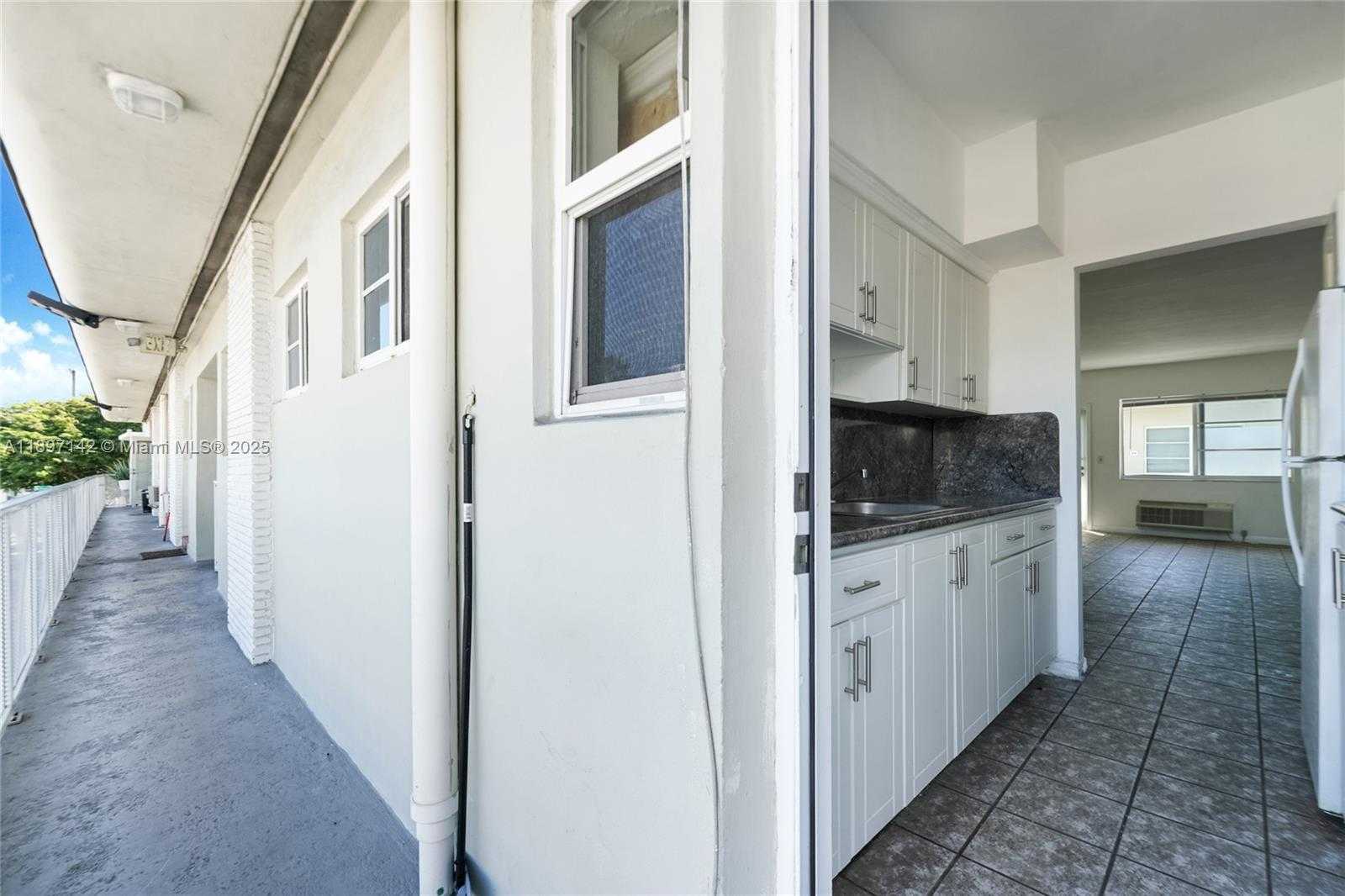 Small Image of 6930 RUE VERSAILLES #27, Miami Beach Number 4