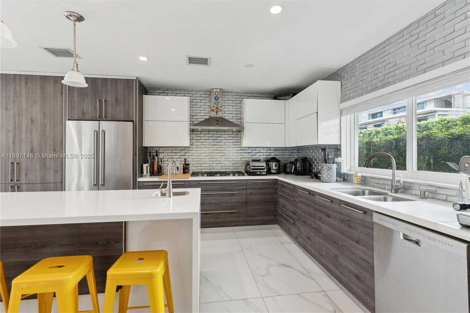 Small Image of 2240 MAGNOLIA DR, North Miami Number 13