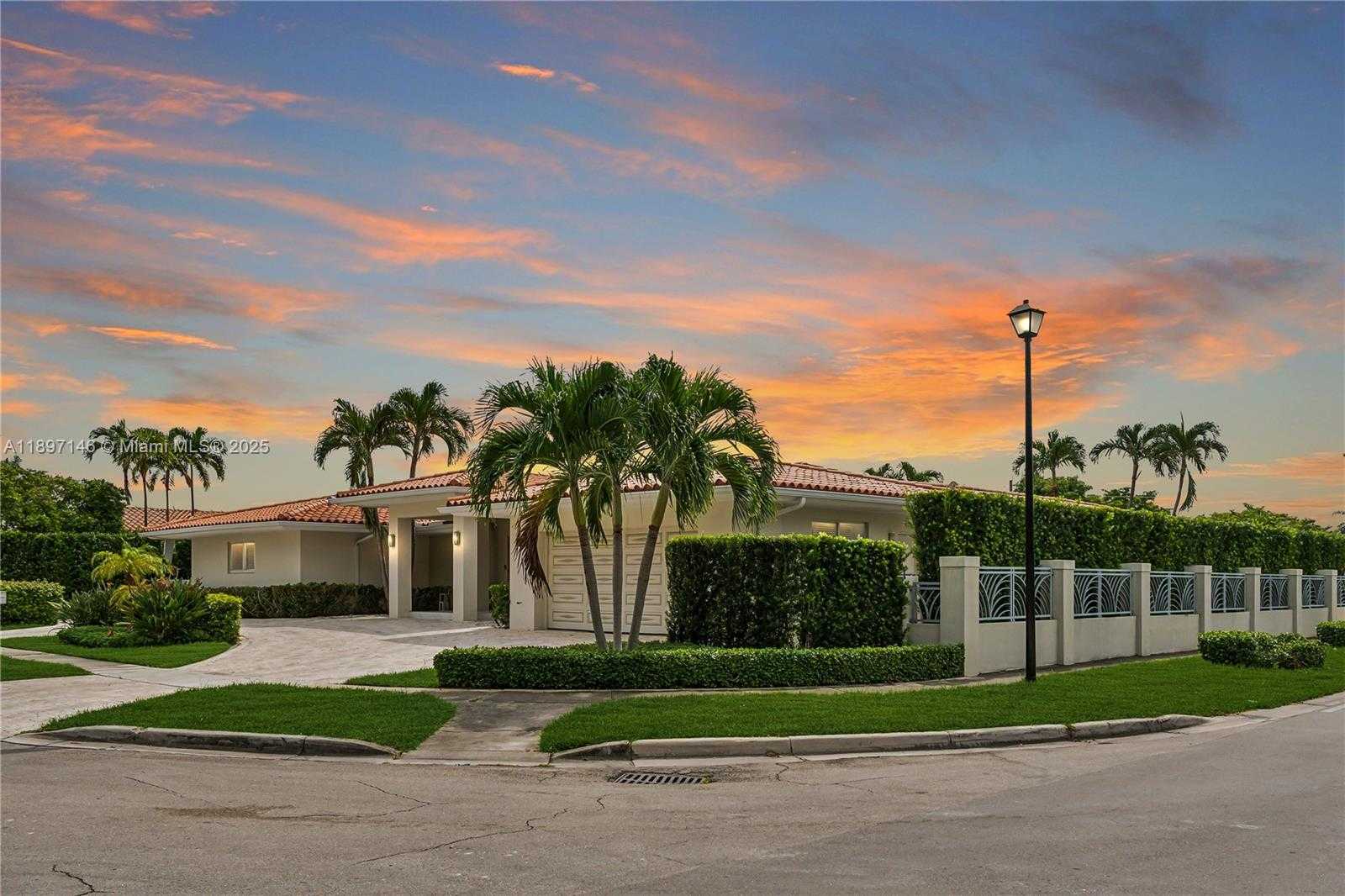 Small Image of 2240 MAGNOLIA DR, North Miami Number 27