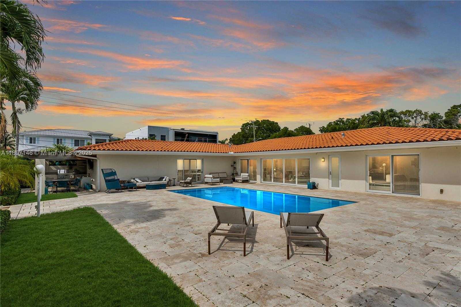 Small Image of 2240 MAGNOLIA DR, North Miami Number 6