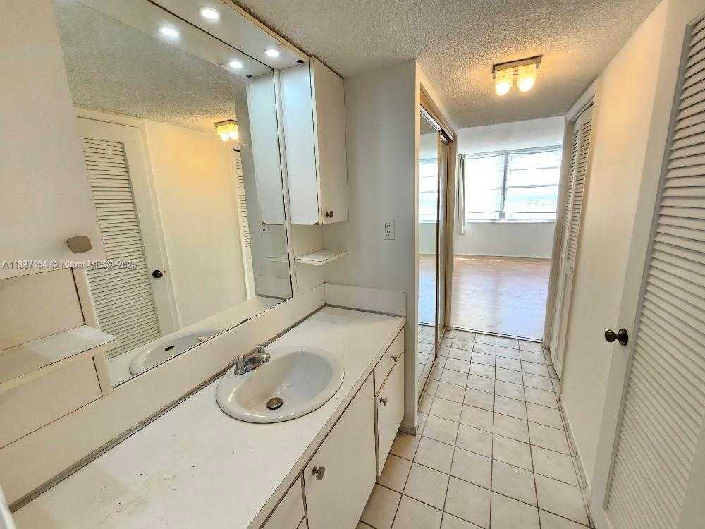 Small Image of 18031 BISCAYNE BLVD #1703, Aventura Number 13