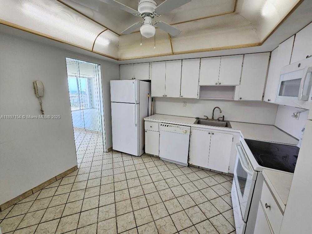 Small Image of 18031 BISCAYNE BLVD #1703, Aventura Number 4