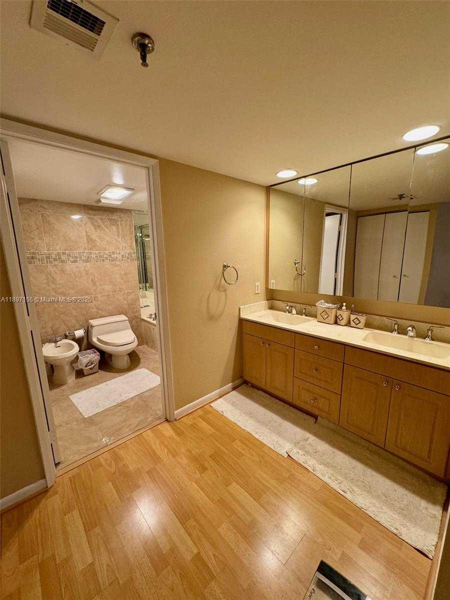 Small Image of 520 BRICKELL KEY DR #A605, Miami Number 11