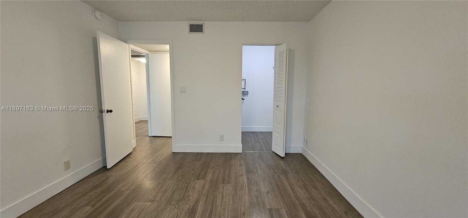 Small Image of 8100 GENEVA CT #540, Doral Number 11