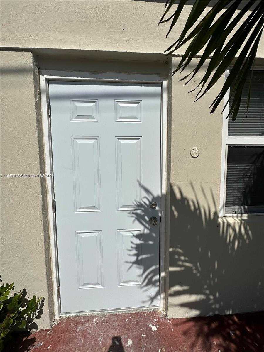 Small Image of 1956 LINCOLN ST #10, Hollywood Number 3