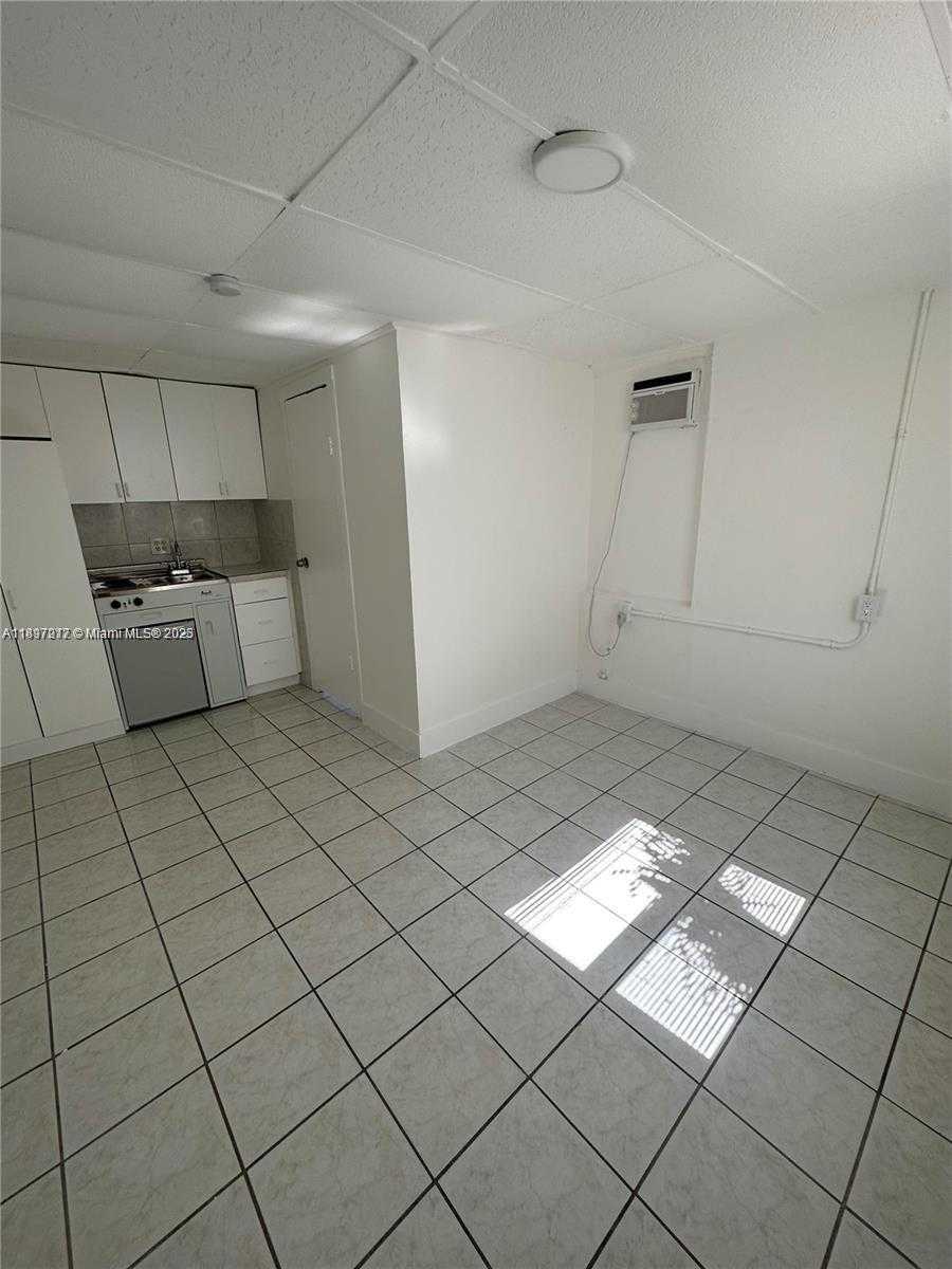 Small Image of 1956 LINCOLN ST #10, Hollywood Number 4