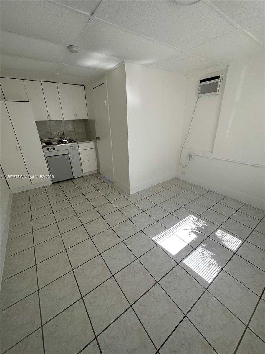 Small Image of 1956 LINCOLN ST #10, Hollywood Number 5