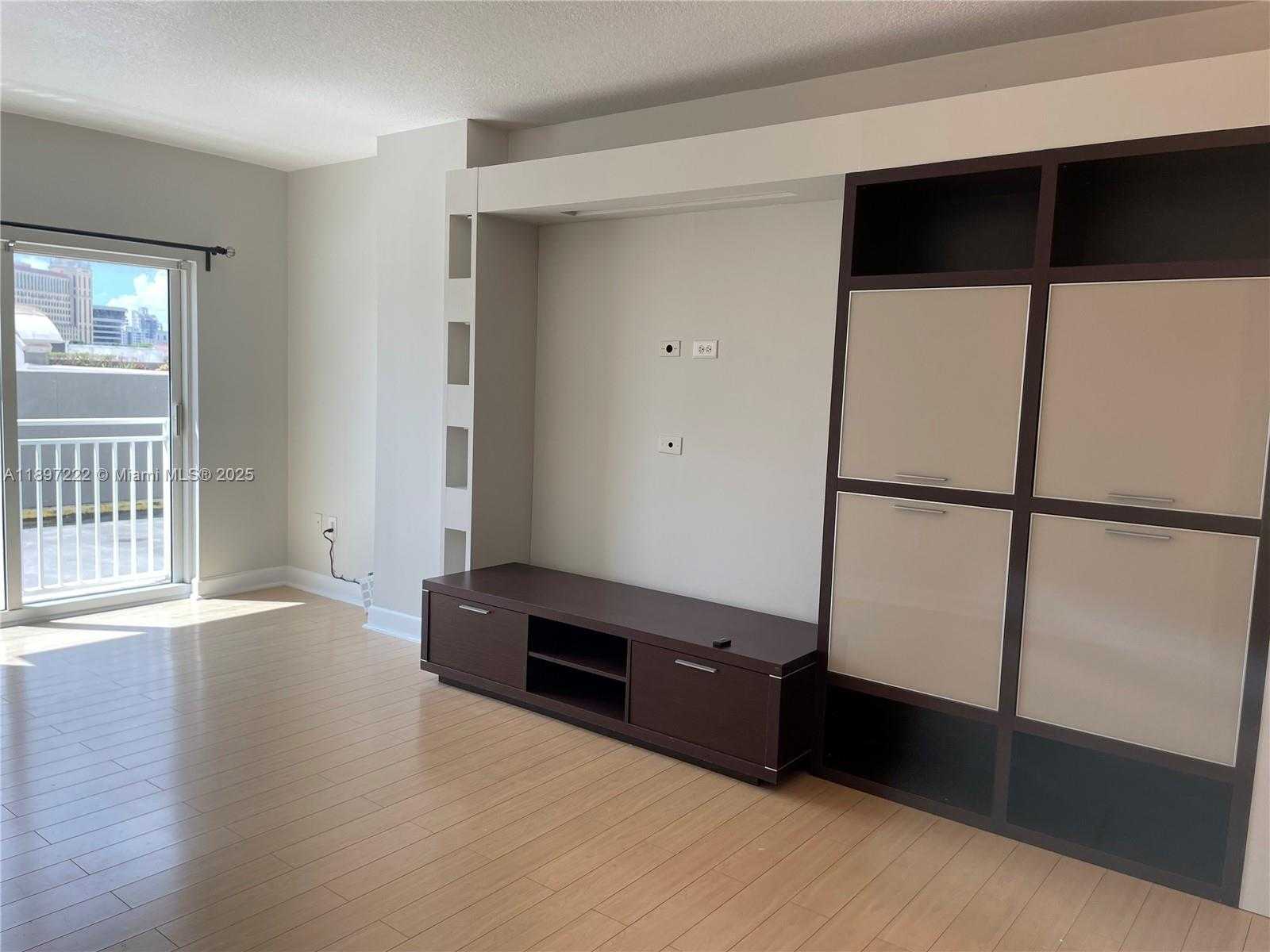 Small Image of 50 MENORES AVE #425, Coral Gables Number 4