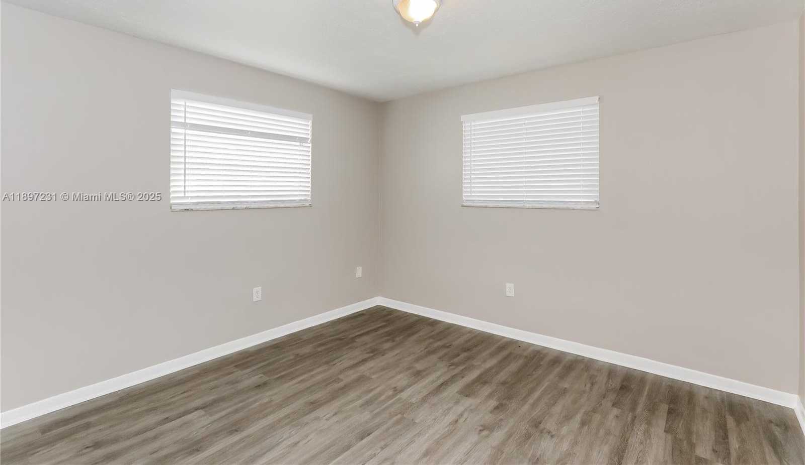 Small Image of 381 NORTH EAST 164TH ST, Miami Number 11