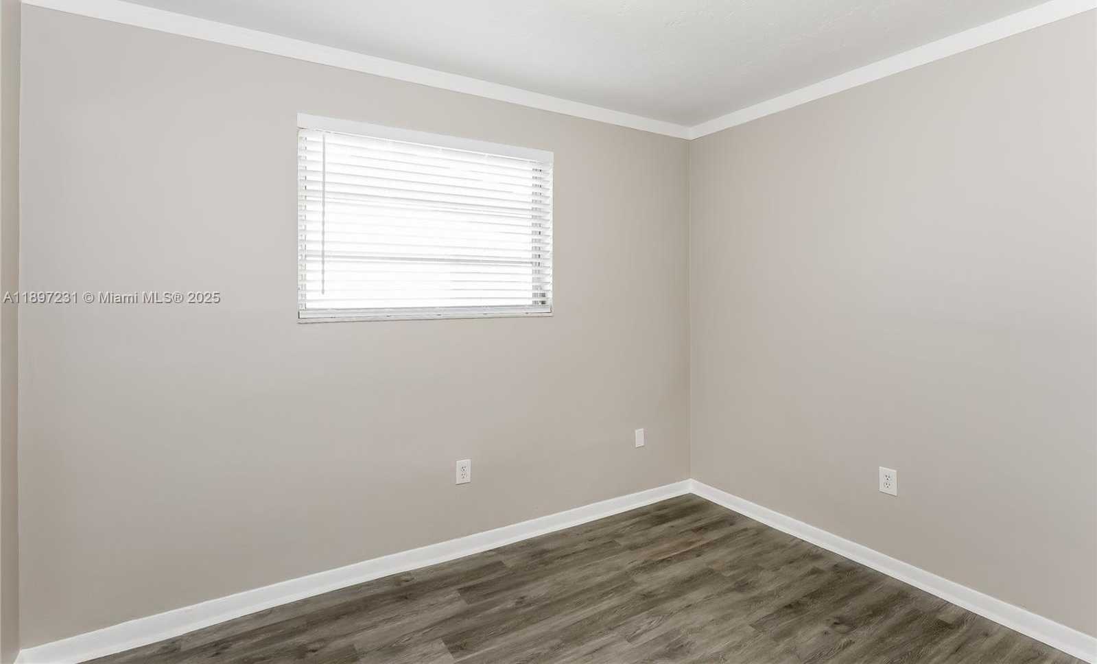 Small Image of 381 NORTH EAST 164TH ST, Miami Number 13
