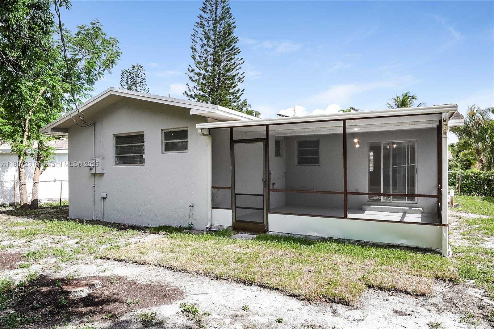 Small Image of 381 NORTH EAST 164TH ST, Miami Number 15