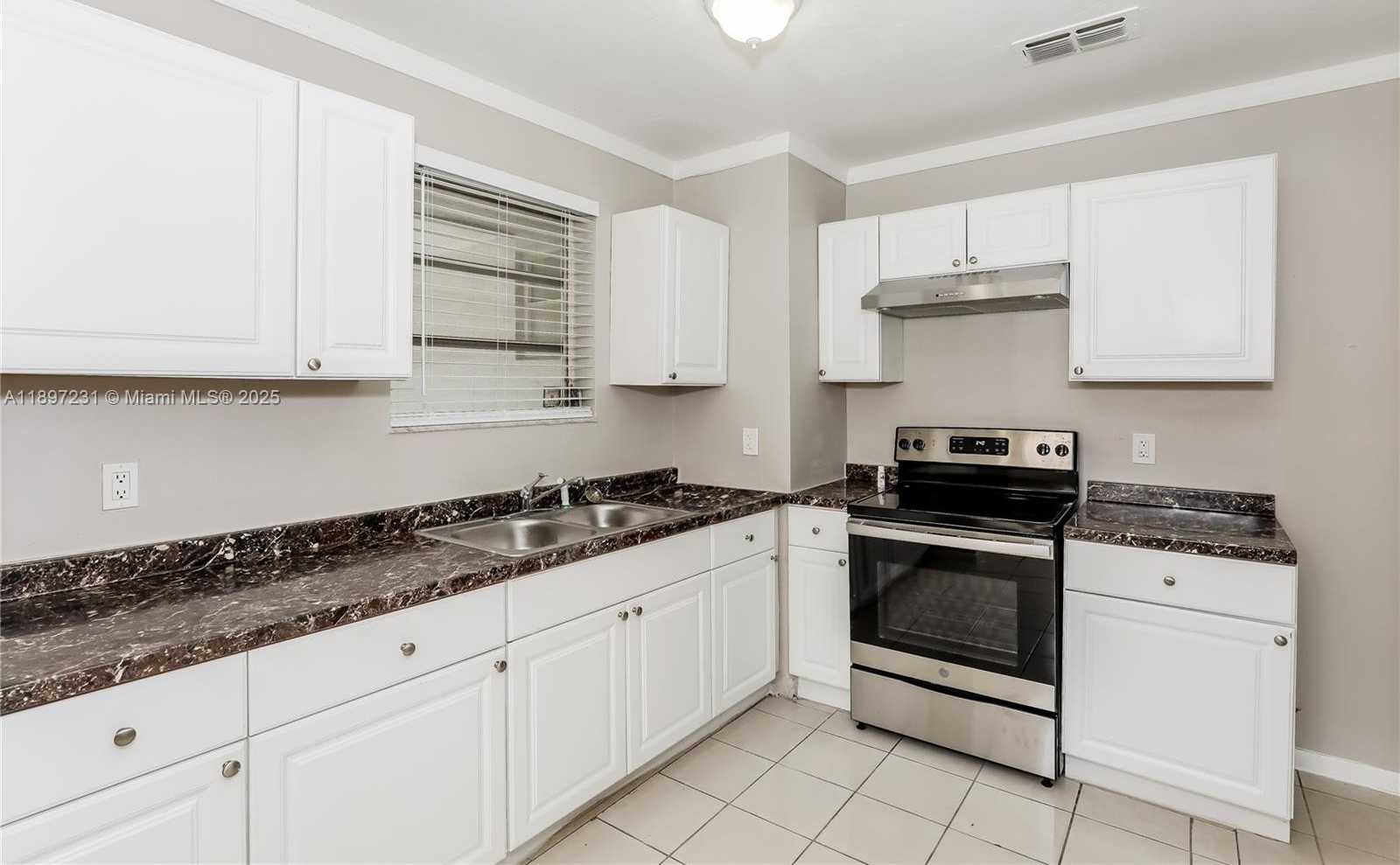 Small Image of 381 NORTH EAST 164TH ST, Miami Number 6