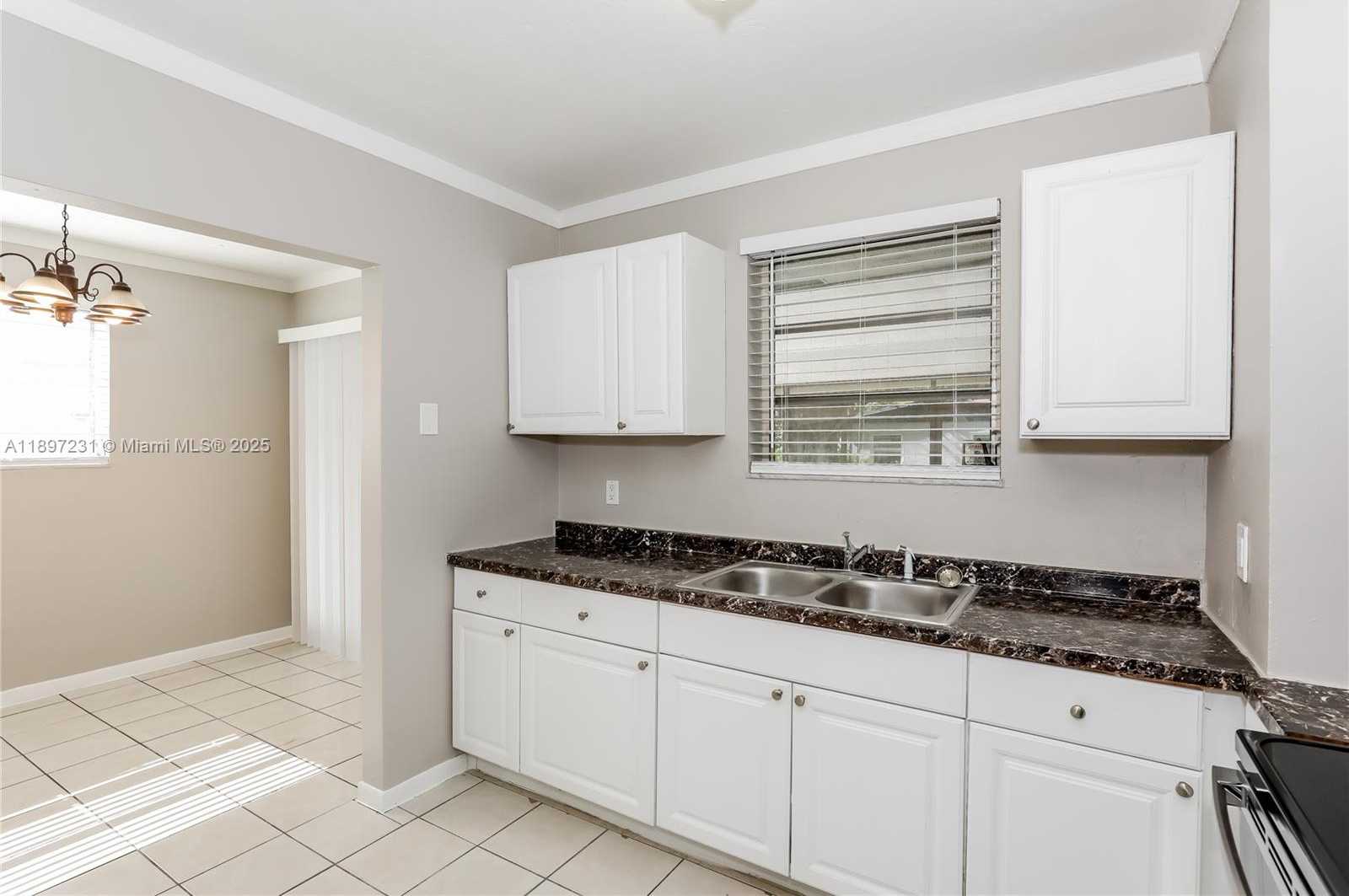 Small Image of 381 NORTH EAST 164TH ST, Miami Number 7